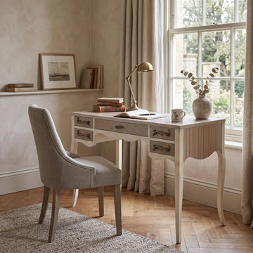 Escritorio Niza en blanco roto y beige en una zona de trabajo decorada con estilo.
