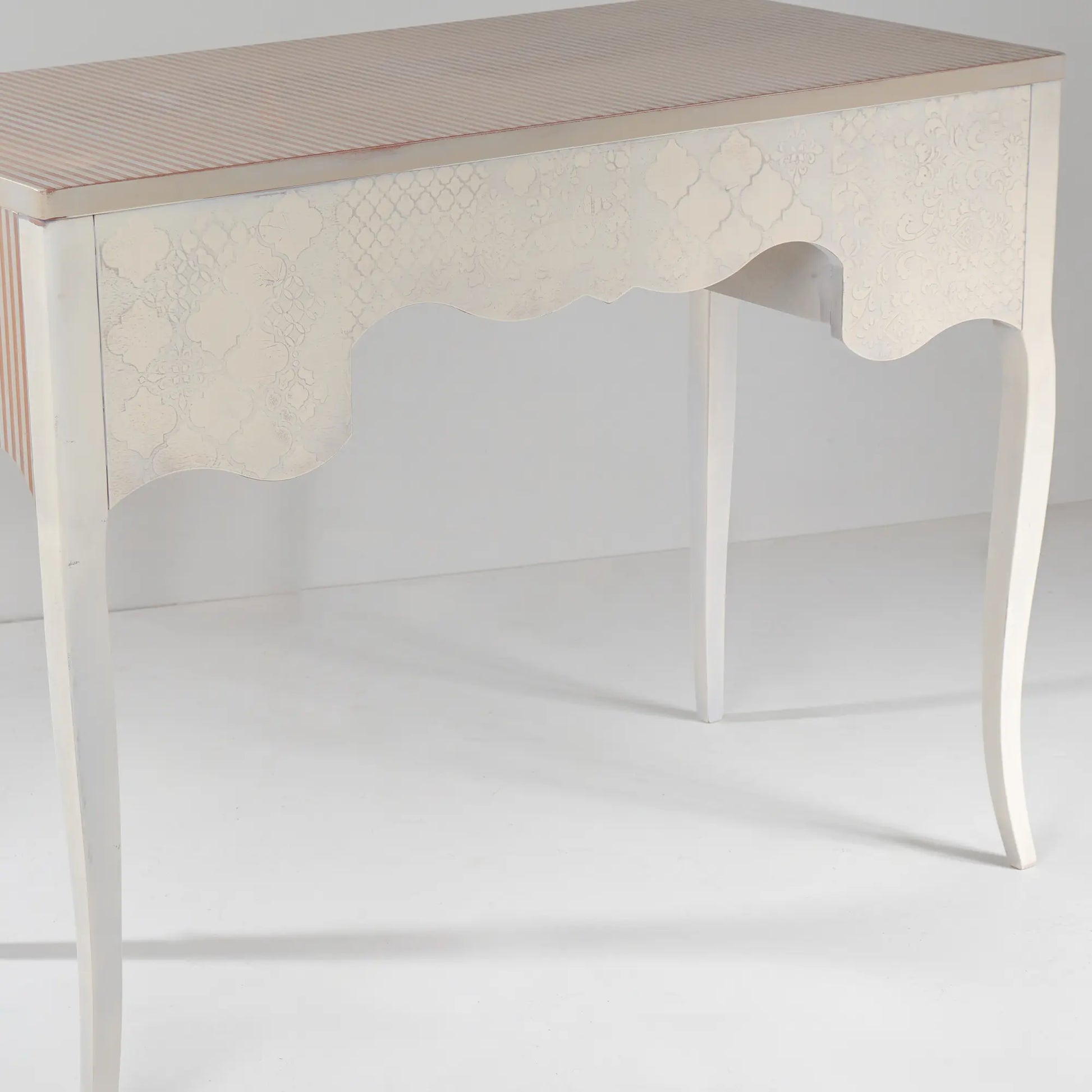 Parte trasera del escritorio Niza con motivos decorativos y patas estilizadas.