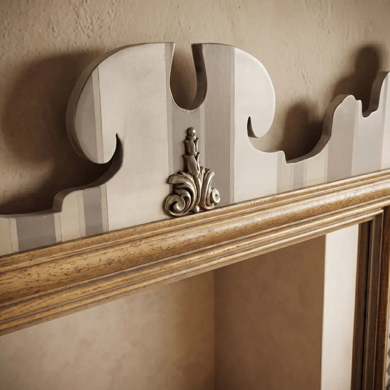 detalle superior del espejo Luaré con moldura ornamental y acabado artesanal
