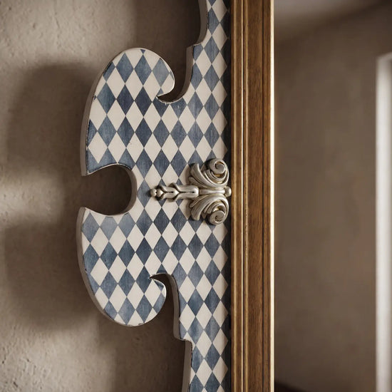 detalle lateral del espejo Luaré con decoración de rombos pintados a mano