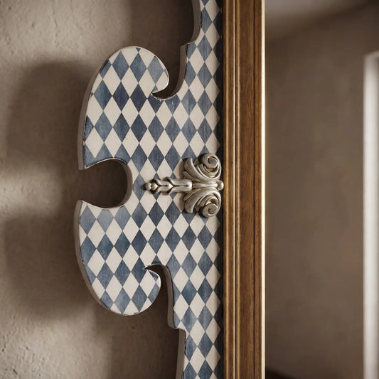 detalle lateral del espejo Luaré con decoración de rombos pintados a mano