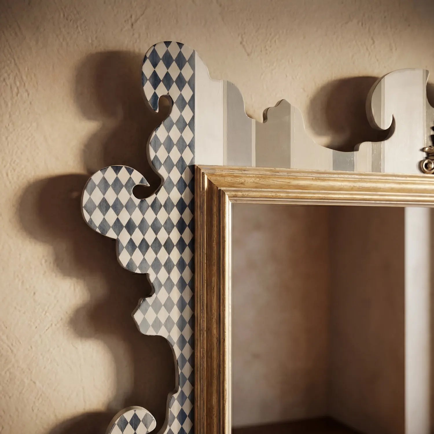 detalle del marco de madera del espejo Luaré con ornamentación clásica