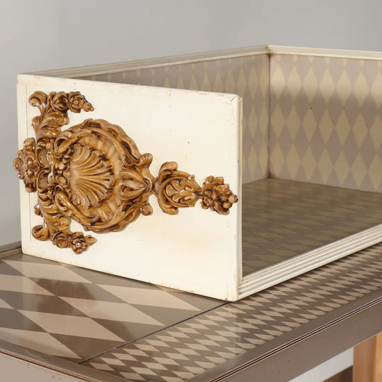 Caja decorativa con interior geométrico y relieve ornamental en tono madera.