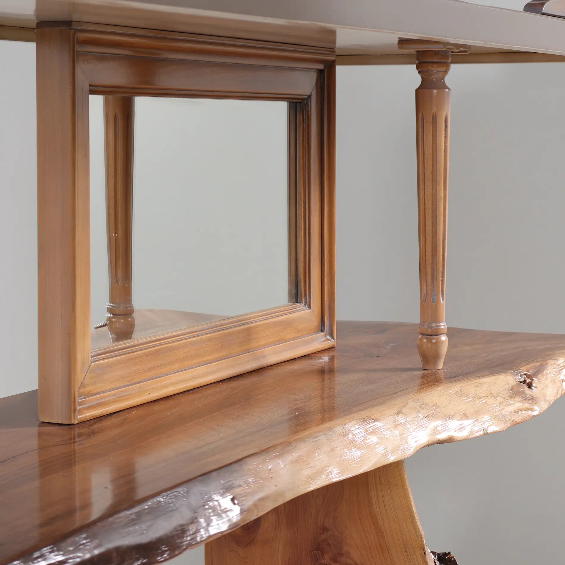 Espejo enmarcado en madera y columna torneada de la Estantería Escala.