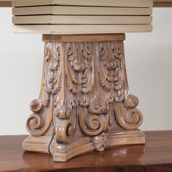 Detalle ornamental tallado de la Estantería Escala con acabado en tono madera.