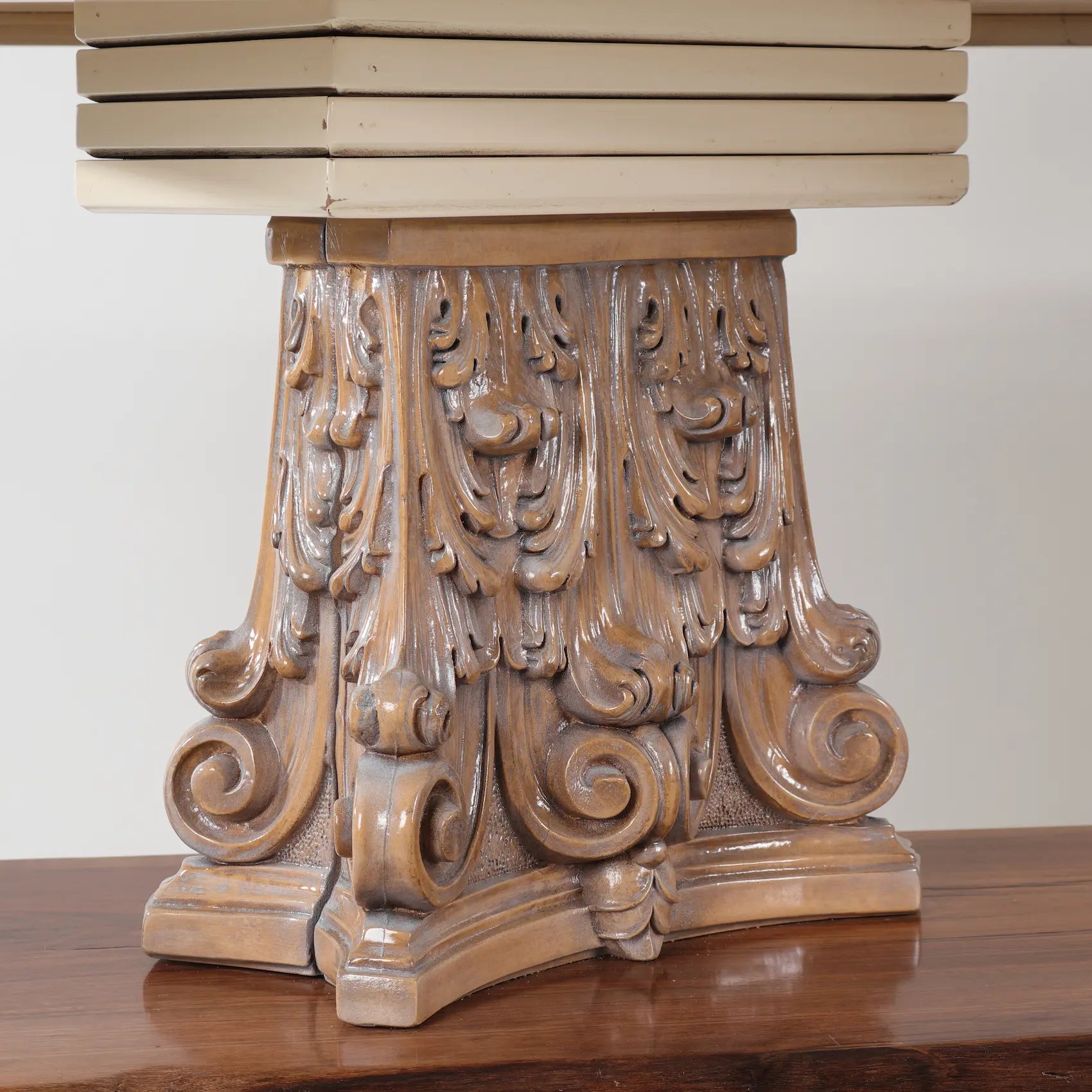 Detalle ornamental tallado de la Estantería Escala con acabado en tono madera.