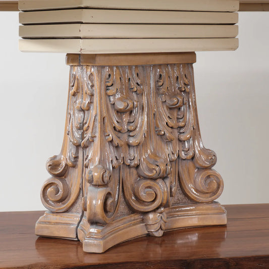 Detalle ornamental tallado de la Estantería Escala con acabado en tono madera.