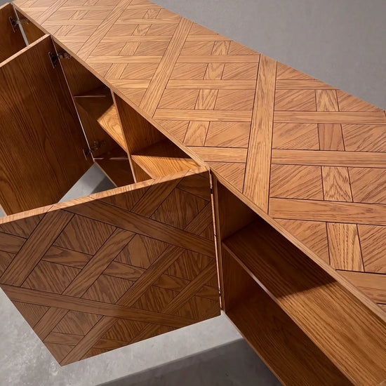 Aparador de madera artesanal Minimal con puertas de marquetería geométrica.