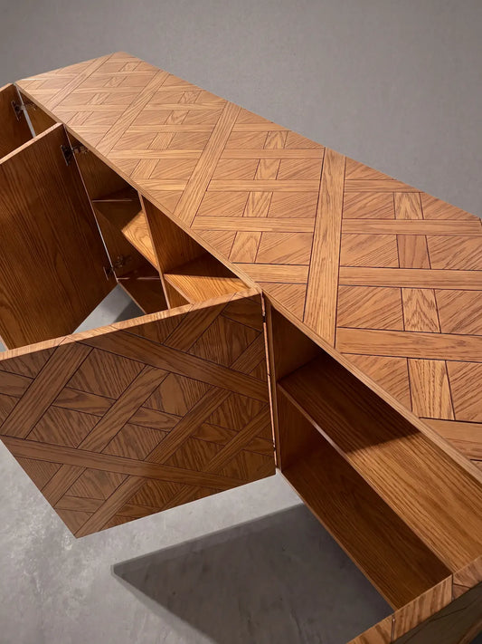 Aparador de madera artesanal Minimal con puertas de marquetería geométrica.