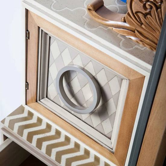 Detalle de cajón abierto del Armario One con acabados artesanales.