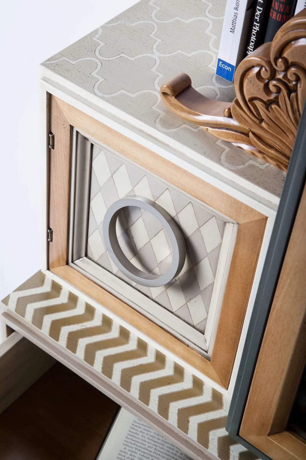 Detalle de cajón abierto del Armario One con acabados artesanales.