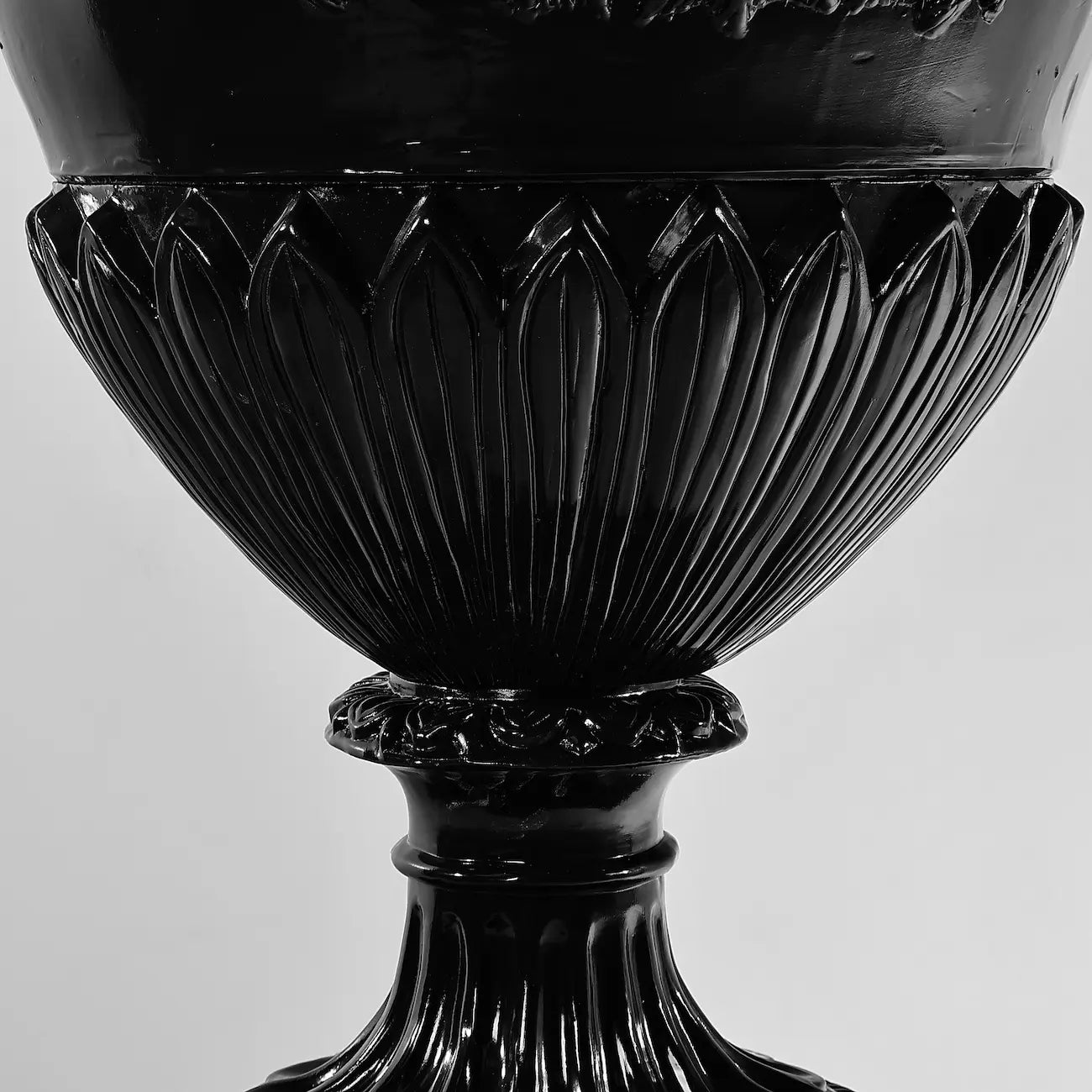 Detalle de la copa acanalada del Jarrón Versailles negro brillante.
