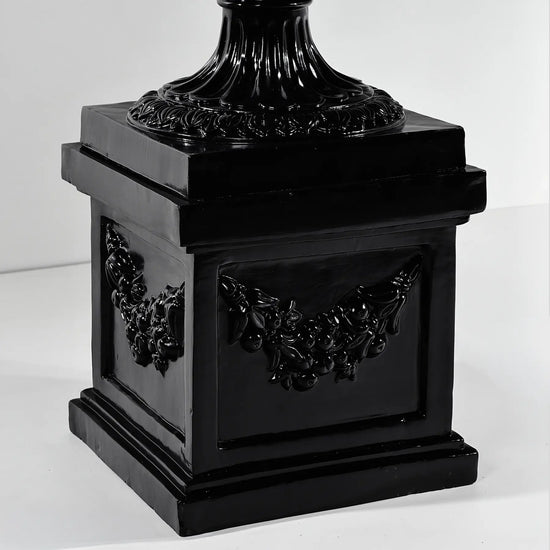 Base cuadrada con relieves ornamentales del Jarrón Versailles negro brillante.