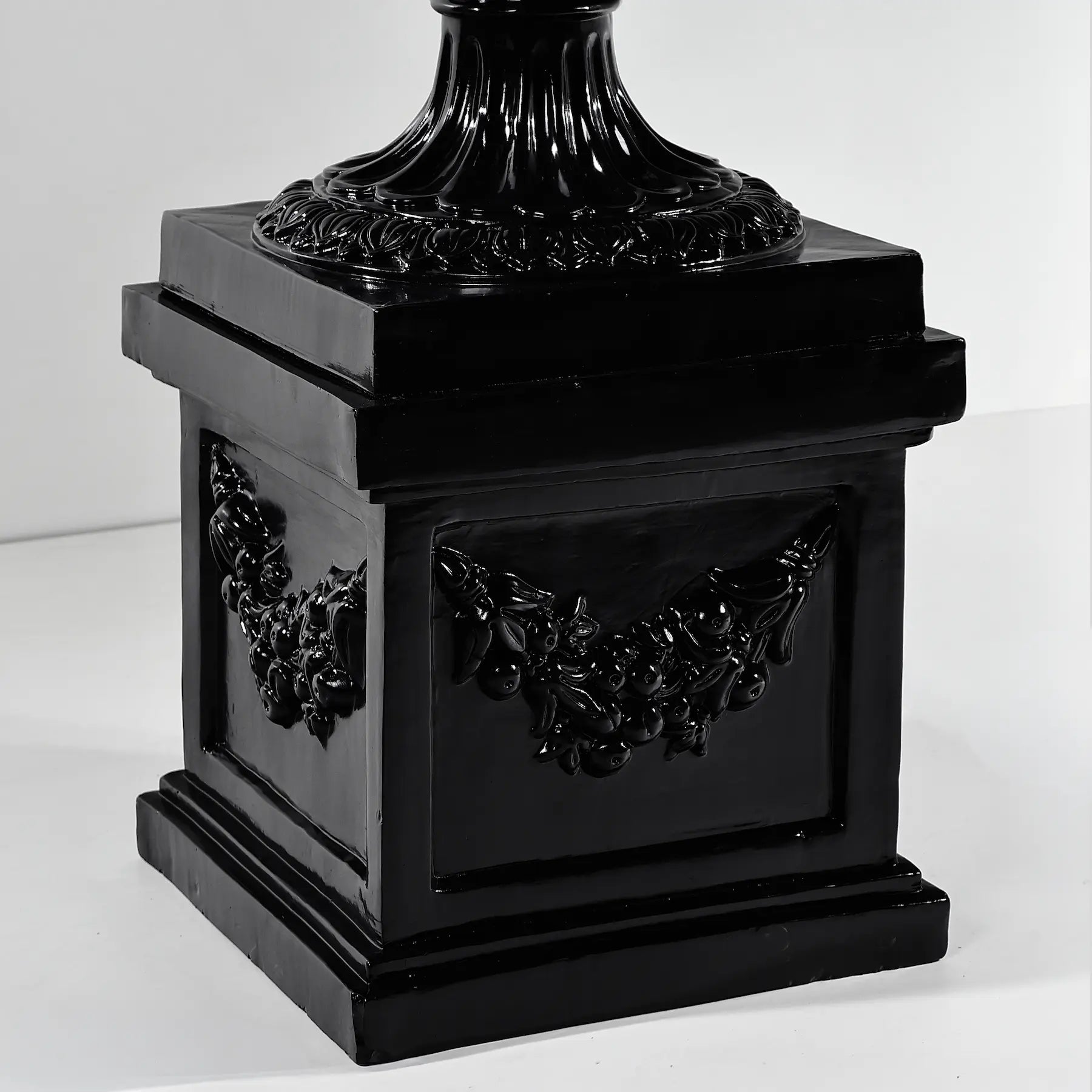 Base cuadrada con relieves ornamentales del Jarrón Versailles negro brillante.