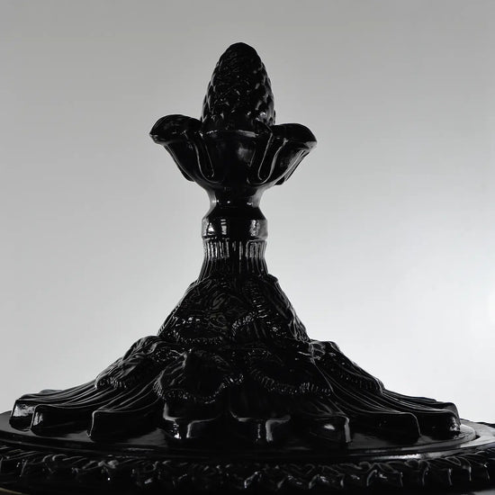 Remate superior del Jarrón Versailles negro brillante con decoración floral en relieve.