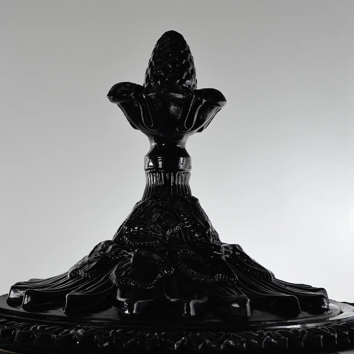 Remate superior del Jarrón Versailles negro brillante con decoración floral en relieve.