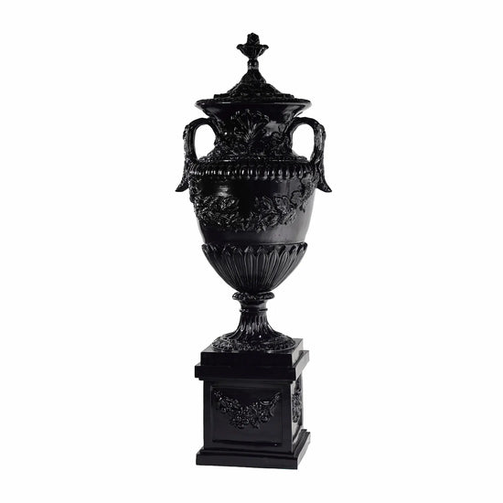 Jarrón Versailles negro brillante de gran formato con asas laterales y pedestal decorado.
