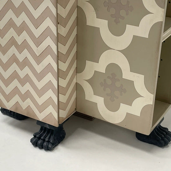 detalle base con patas decorativas del librero Tom en madera