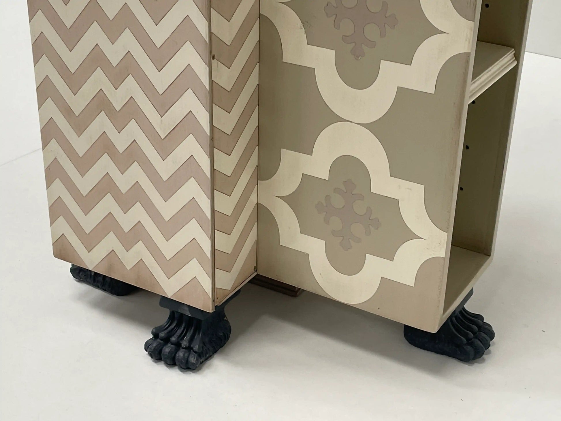 detalle base con patas decorativas del librero Tom en madera