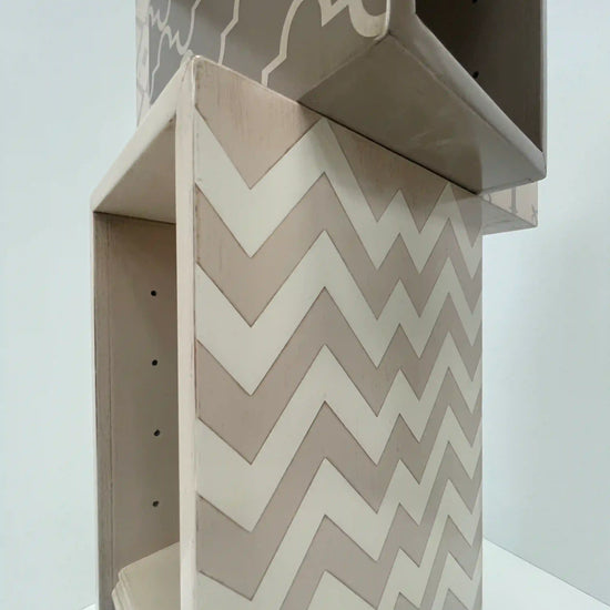 detalle módulos abiertos del librero Tom con formas geométricas