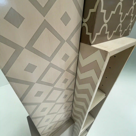 detalle patrones geométricos en madera del librero Tom de diseño