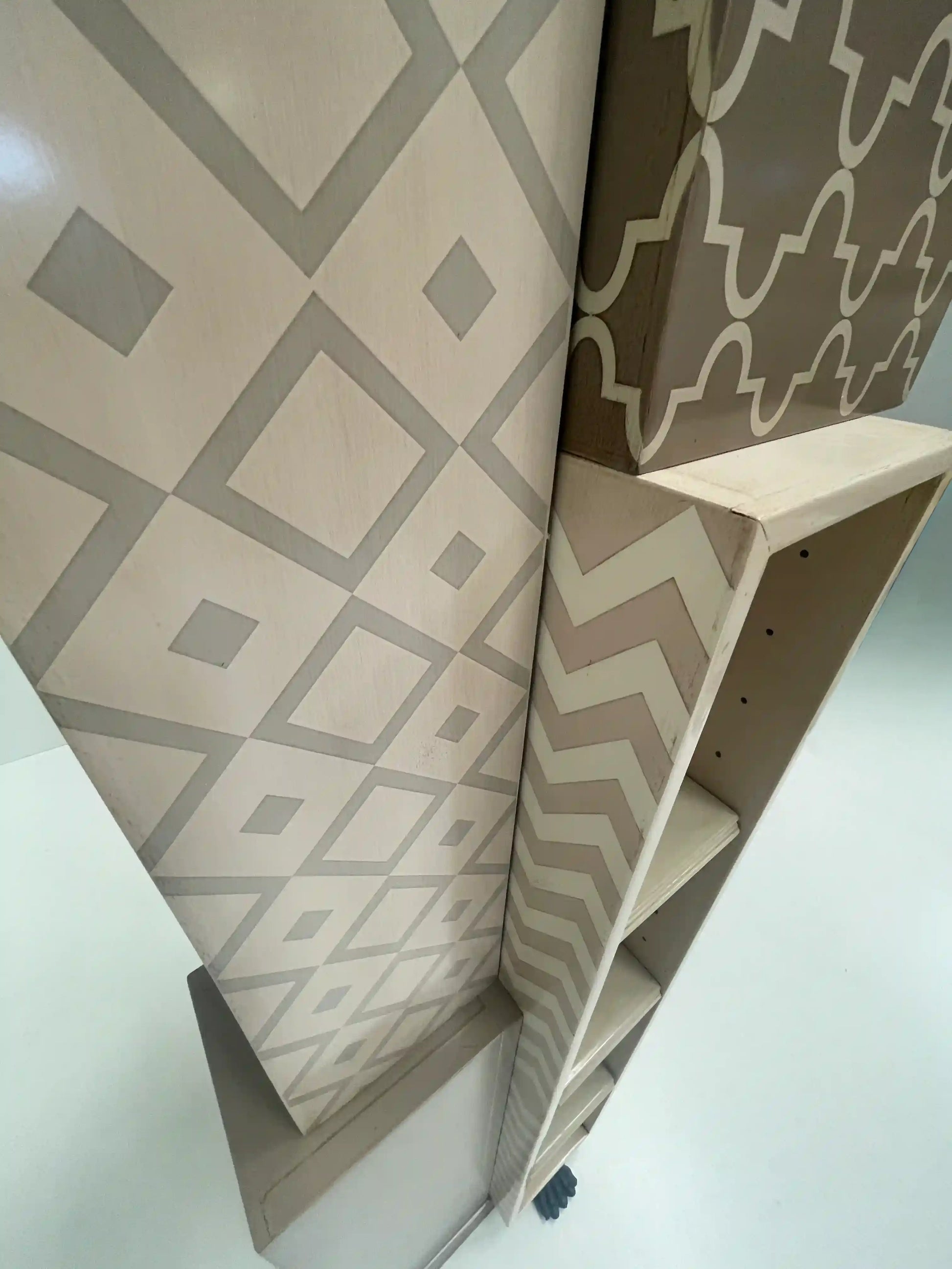 detalle patrones geométricos en madera del librero Tom de diseño