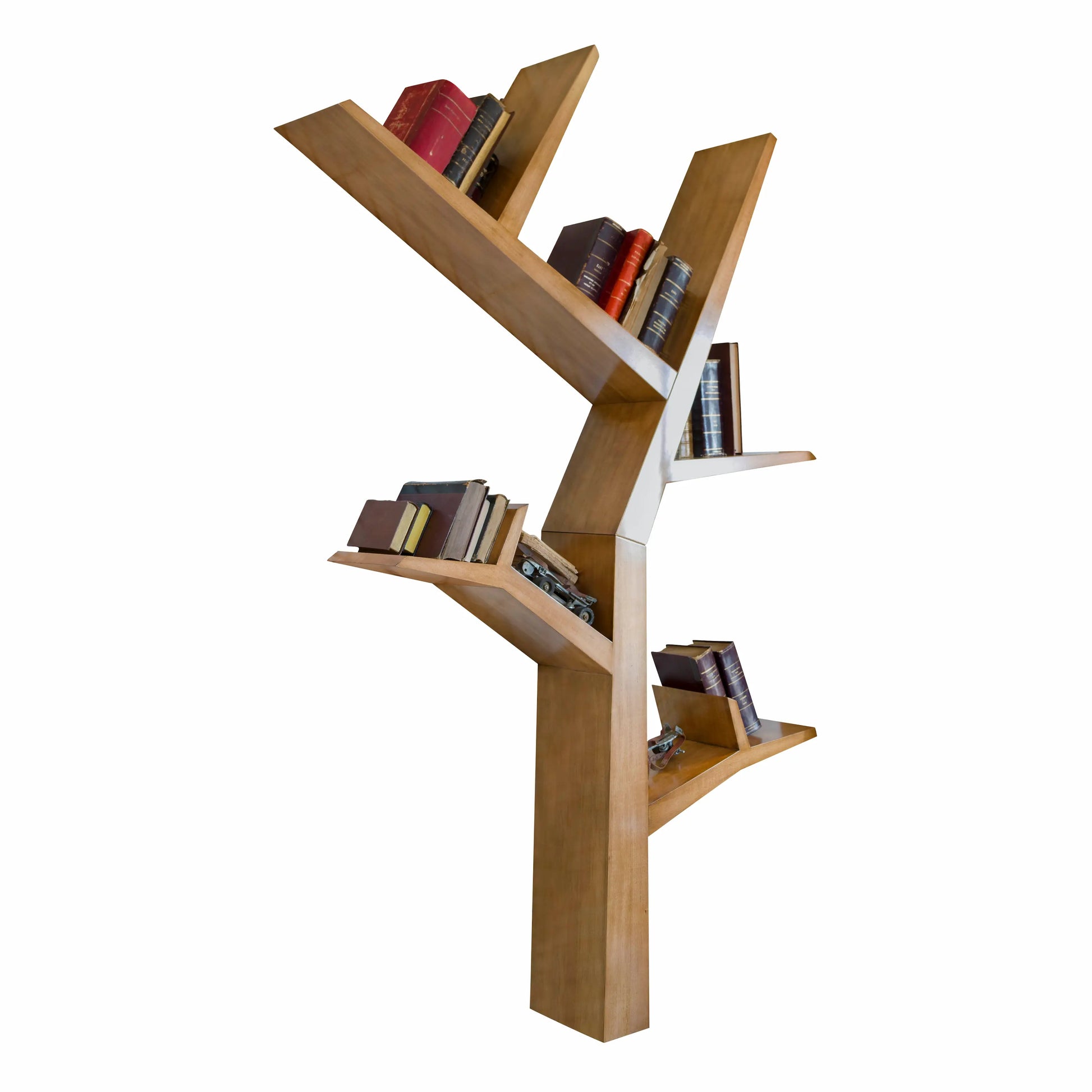Librero Tree vertical de diseño artesanal con baldas inclinadas para libros y objetos decorativos.
