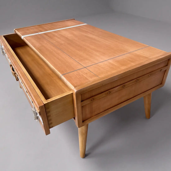 Mesa de centro Suitcase en madera con cajón integrado y almacenaje oculto.