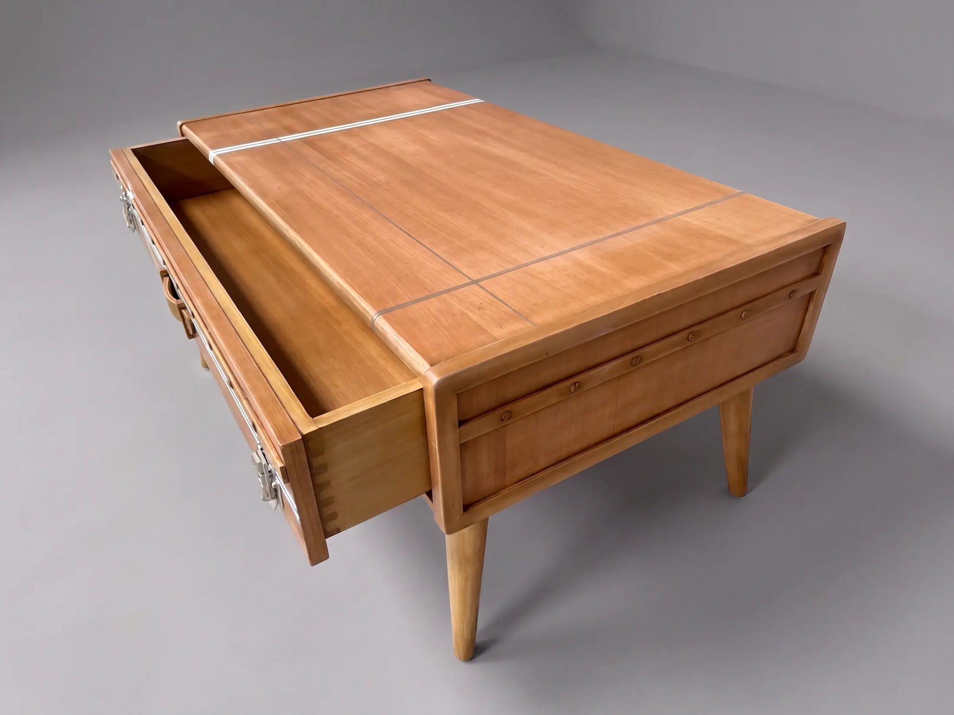 Mesa de centro Suitcase en madera con cajón integrado y almacenaje oculto.