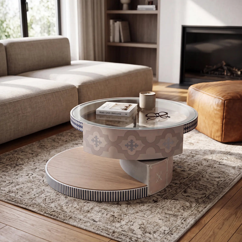 Mesa Annais integrada en un salón elegante junto a sofá y chimenea.