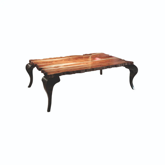 Mesa de centro de madera Charol con tablero natural irregular y patas negras curvas