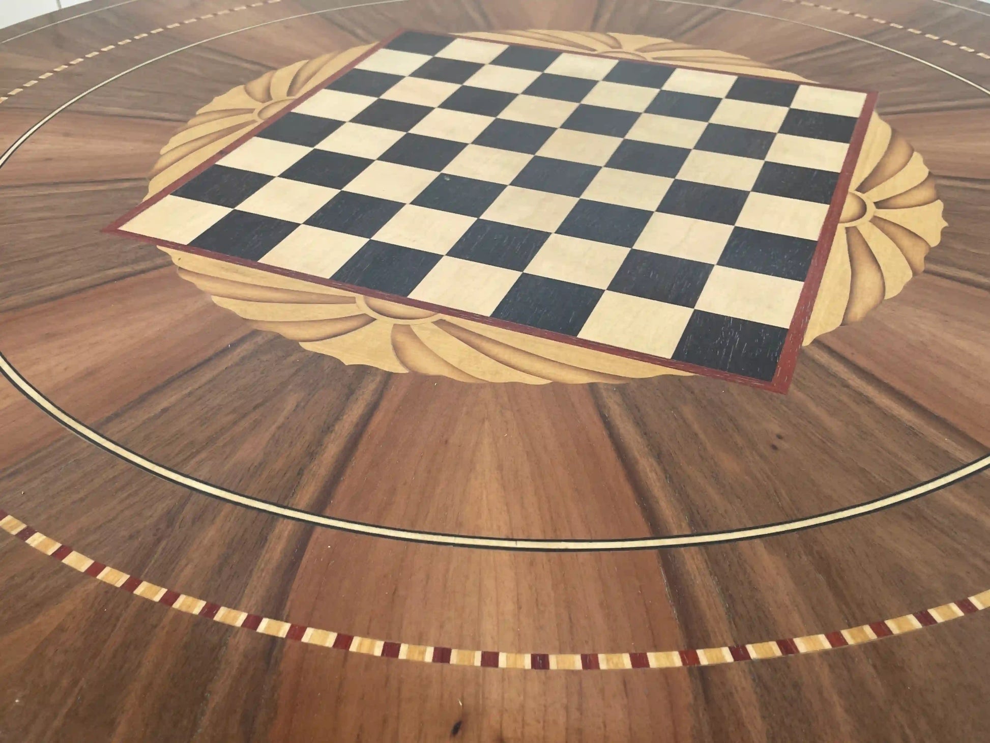 detalle tablero de ajedrez integrado en mesa redonda de madera