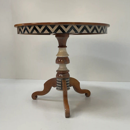 mesa redonda Chess de madera con pie central y decoración geométrica