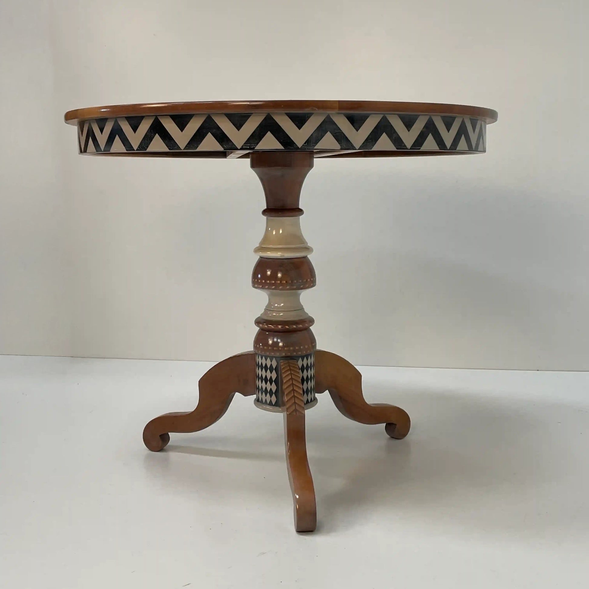 mesa redonda Chess de madera con pie central y decoración geométrica