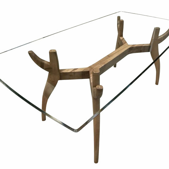 Mesa de comedor Irati con tapa de cristal rectangular y base de madera sobre fondo blanco