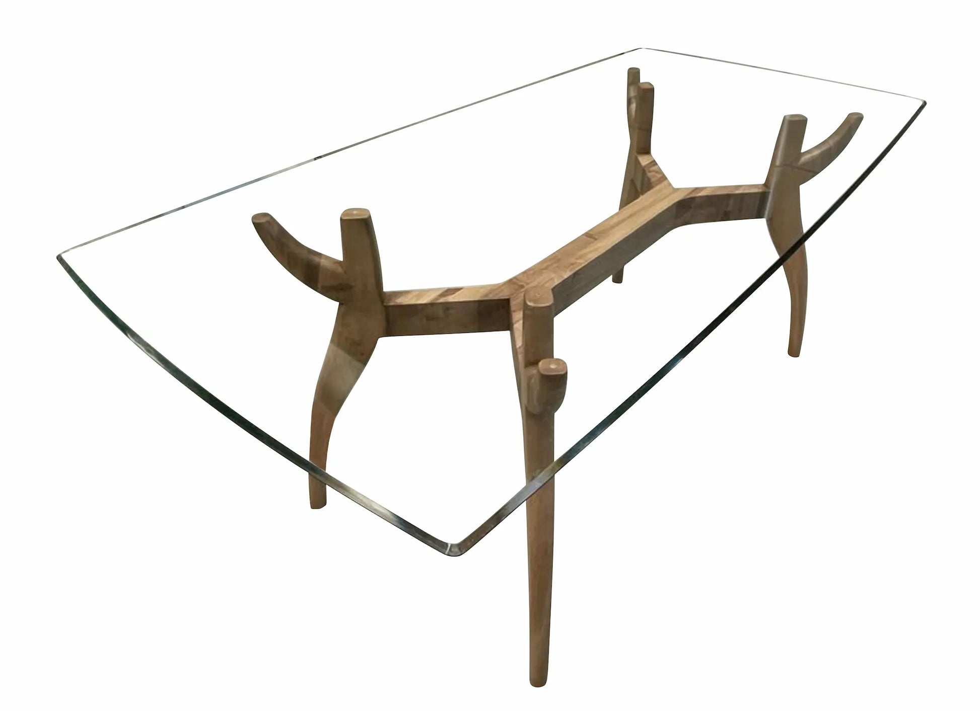 Mesa de comedor Irati con tapa de cristal rectangular y base de madera sobre fondo blanco