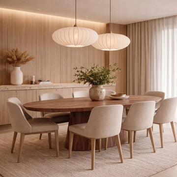 Mesa de comedor Ekaterina en ambiente elegante con sillas tapizadas y lámparas colgantes.