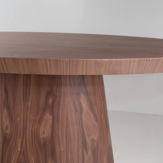Mesa de comedor Ekaterina con base central escultórica y diseño artesanal.