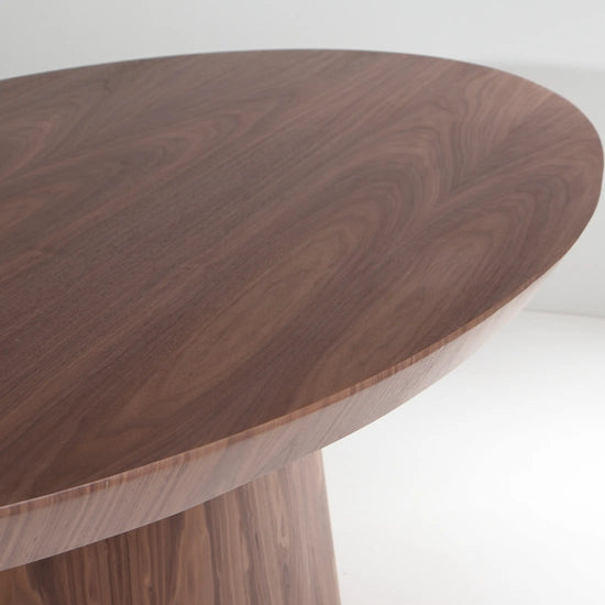 Tablero redondeado de la mesa Ekaterina con veta de madera en tono cálido.
