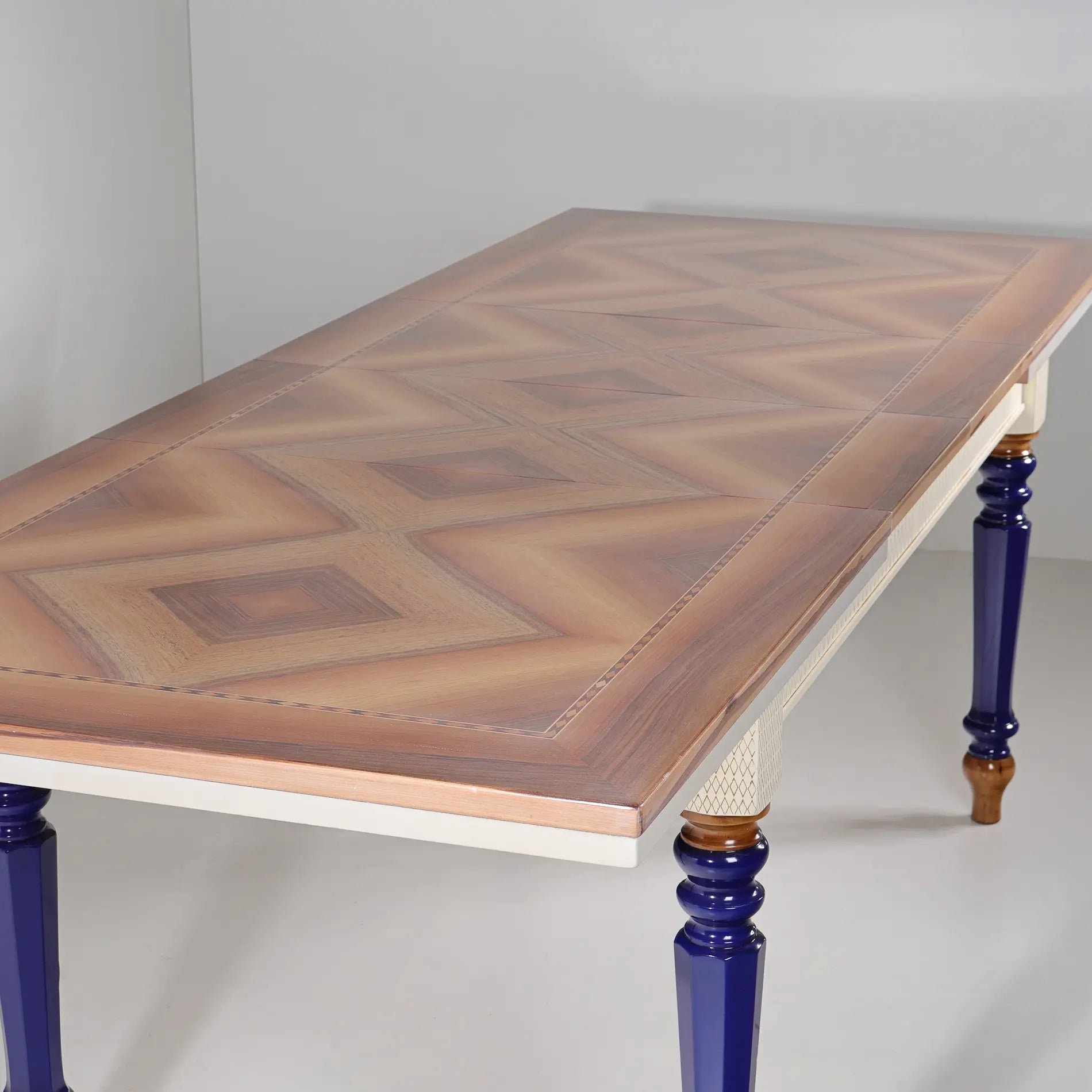 Detalle del sobre de la mesa Cascabella con composición geométrica en tonos madera.
