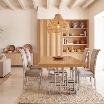 Mesa Manhattan de madera en comedor luminoso con base geométrica y sillas tapizadas