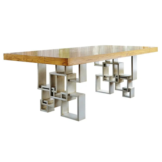 Mesa Manhattan de comedor en madera con base geométrica clara sobre fondo blanco