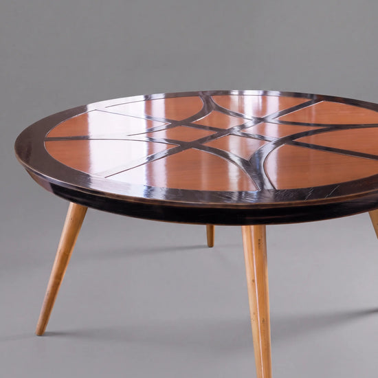 Detalle del tablero decorativo de la Mesa Paolo con dibujo geométrico sobre madera brillante