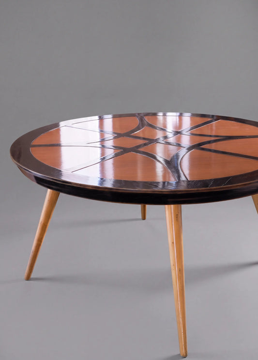 Detalle del tablero decorativo de la Mesa Paolo con dibujo geométrico sobre madera brillante