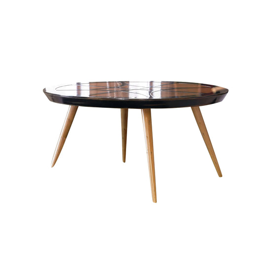 Mesa de comedor redonda Paolo de madera con patas inclinadas sobre fondo blanco