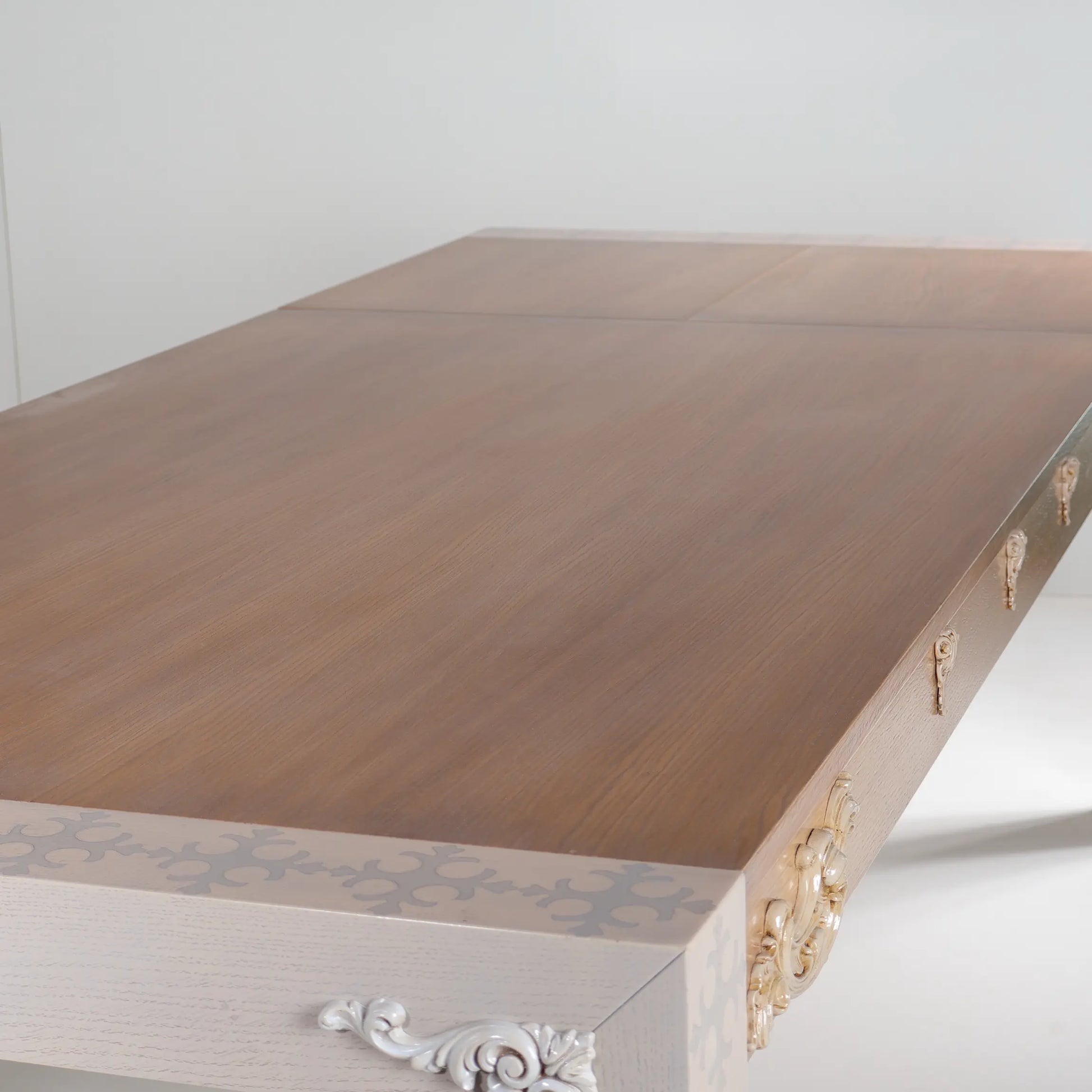 Esquina de la Mesa Eclipse extensible con ornamentos en relieve y sobre de apariencia madera