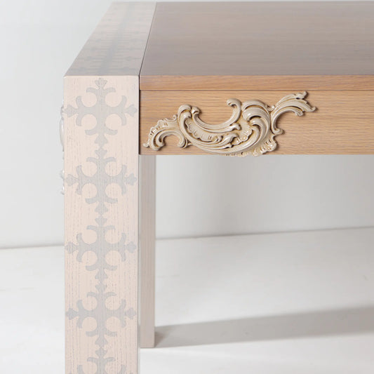 Detalle frontal de la Mesa Eclipse extensible con moldura decorativa y contraste de acabados