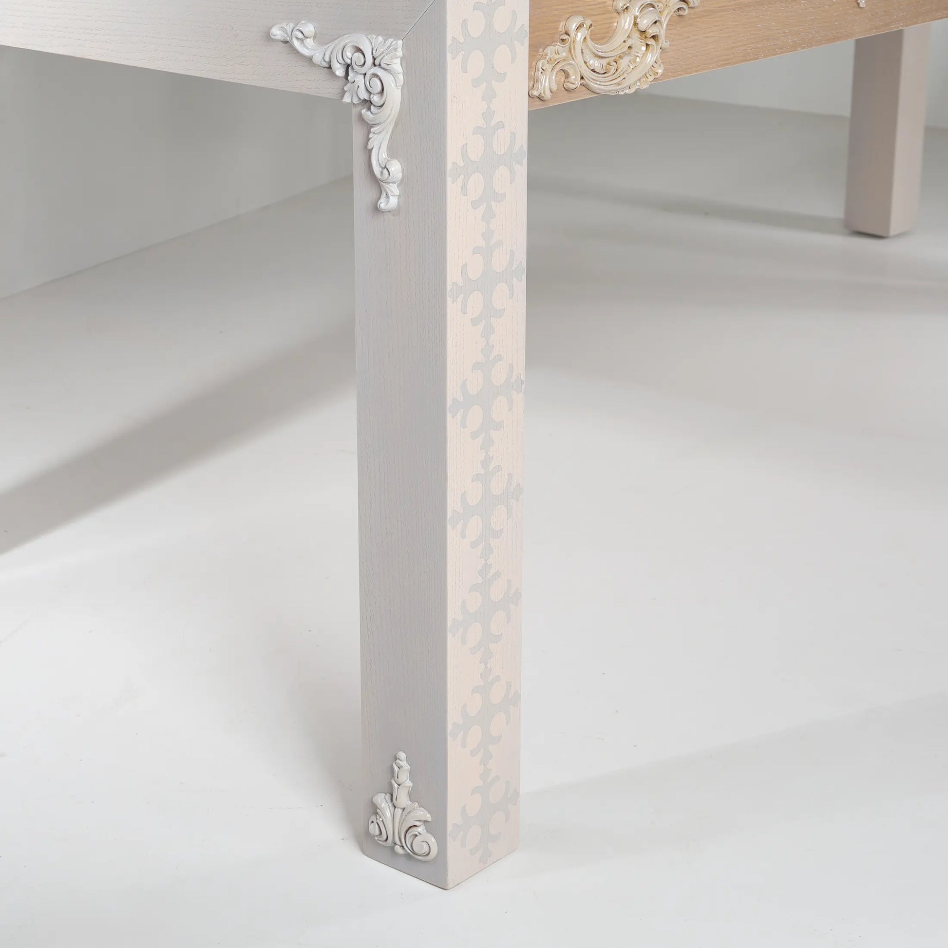 Pata decorada de la Mesa Eclipse extensible con motivos ornamentales en tonos suaves
