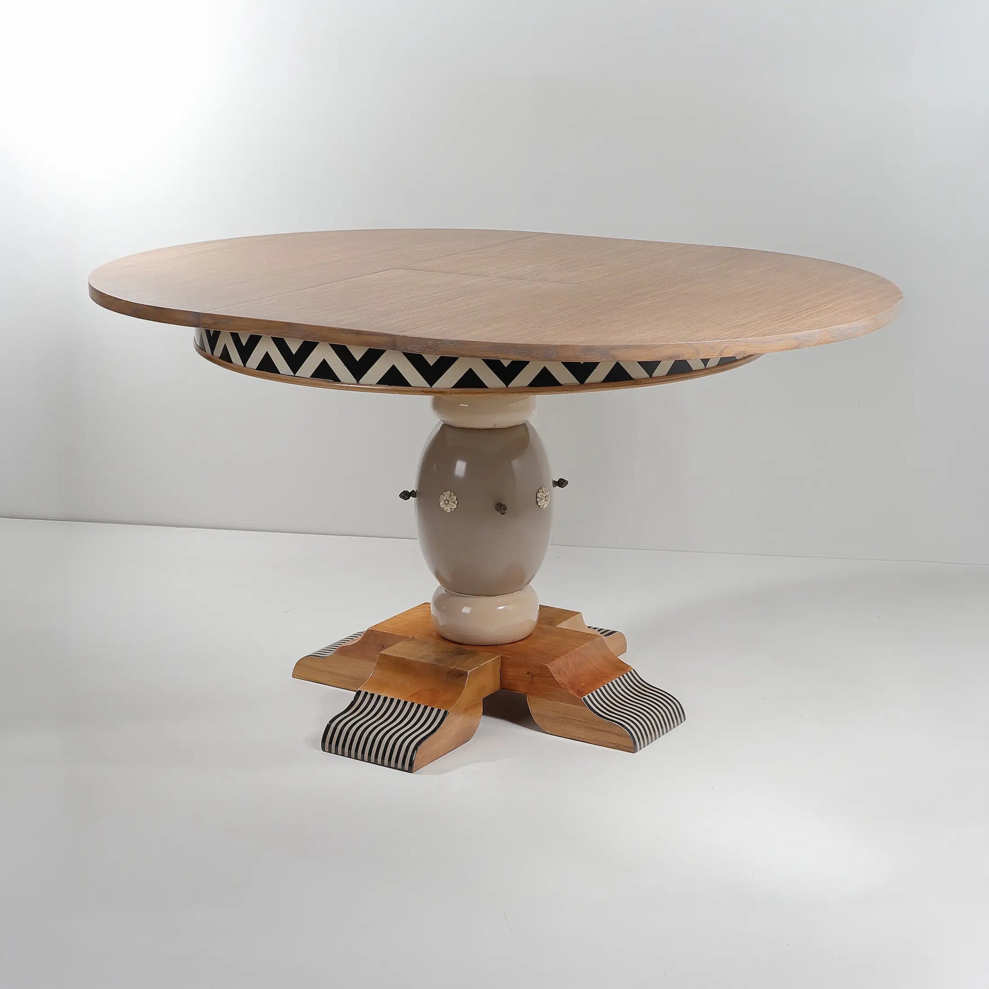 mesa pendola extensible abierta de manera sencilla y funcional