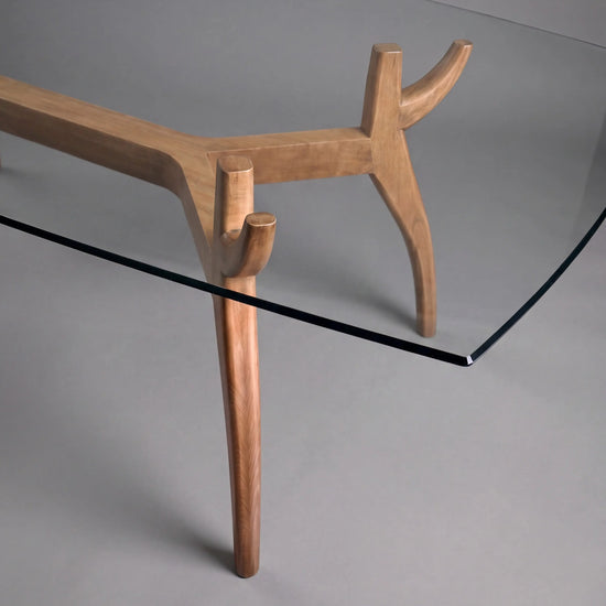 Detalle de la esquina de la Mesa Irati apoyada sobre una base de madera artesanal